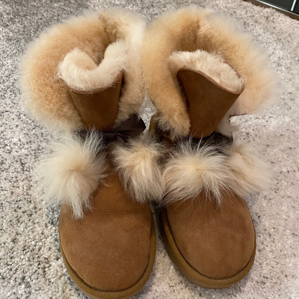 UGG AUSTRALIA GITA BOW POM POM